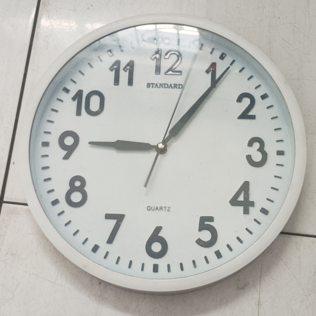 Jam Dinding Quartz Standard Bekas Diameter 30cm