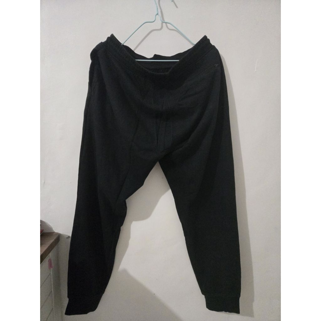 (Preloved) Celana Jogger Giordano Hitam