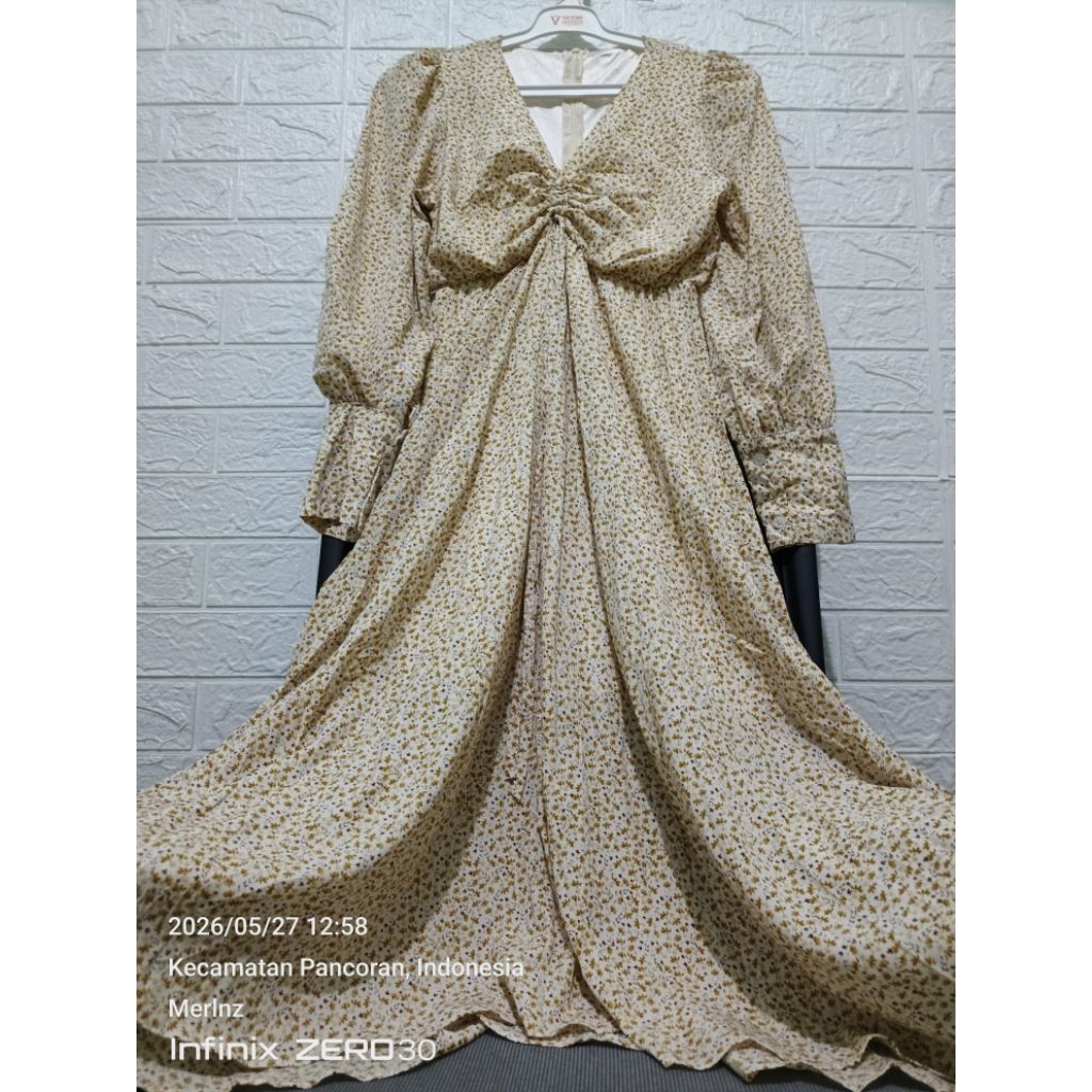 Midi dress/Long dress warna Khaki bergaya retro atau vintage dengan motif bunga kecil, kerah V/usia 