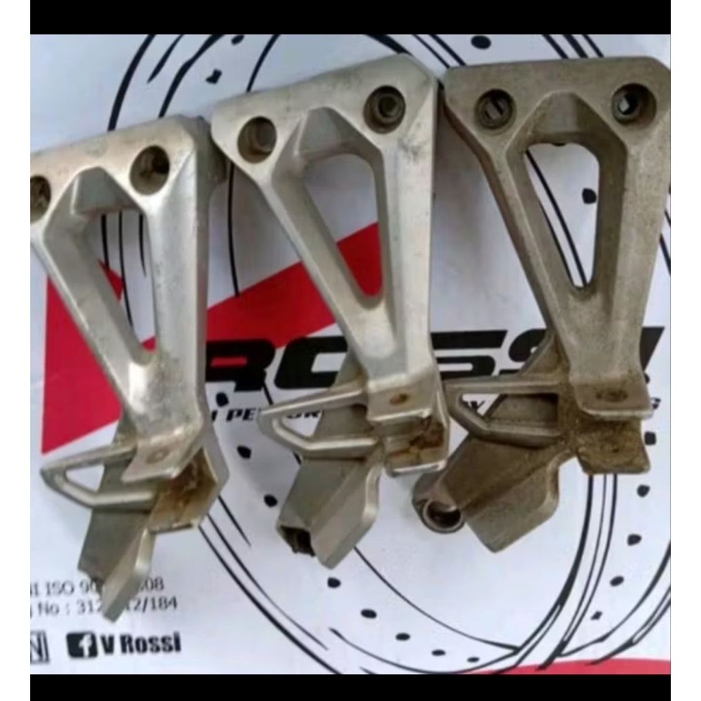 postep / pijakan kaki KANAN HONDA ABSOLUTE REVO , ORIGINAL COPOTAN MOTOR