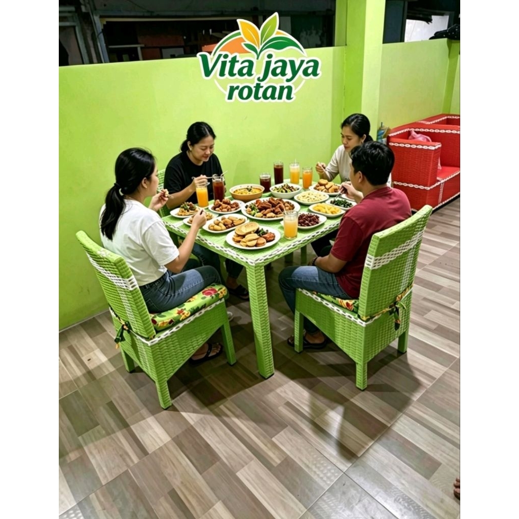 Meja makan rotan sintetis 4 kursi.