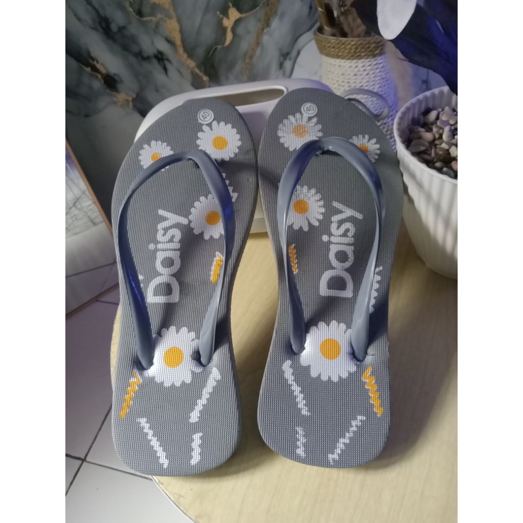 Daisy Sandal Flip Flop Motif Bunga Putih dan Kuning untuk Wanita