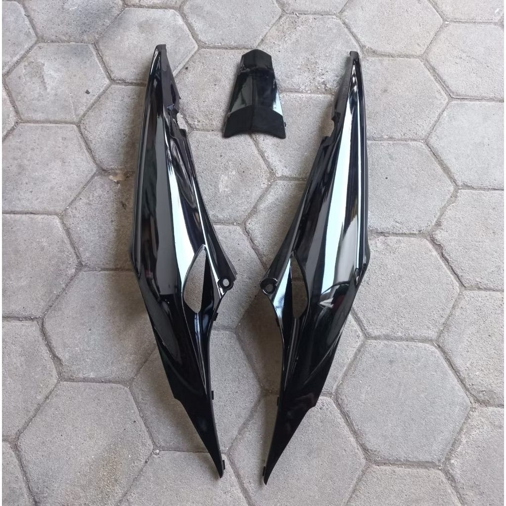 bodi Revo lama cover bodi Revo lancip warna hitam