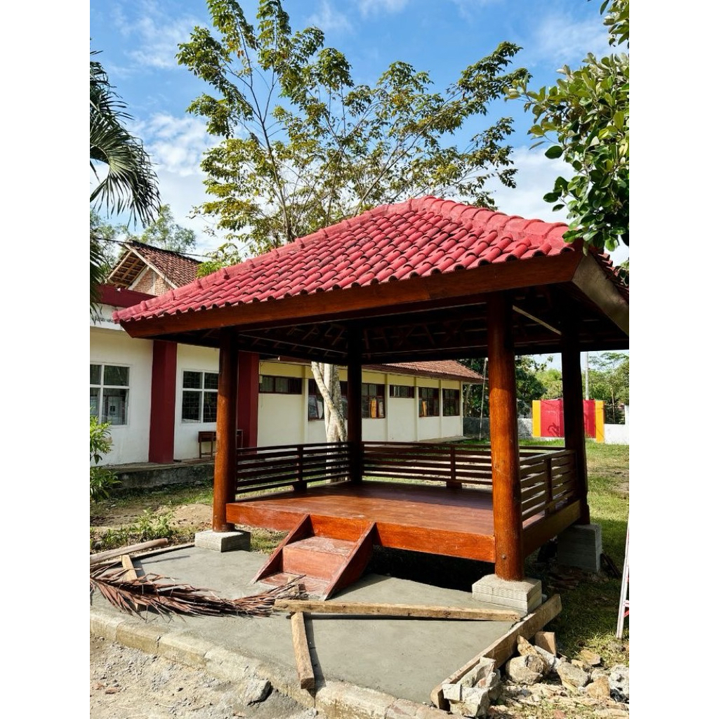 Gazebo Kayu Jati Merah Dengan Atap Merah