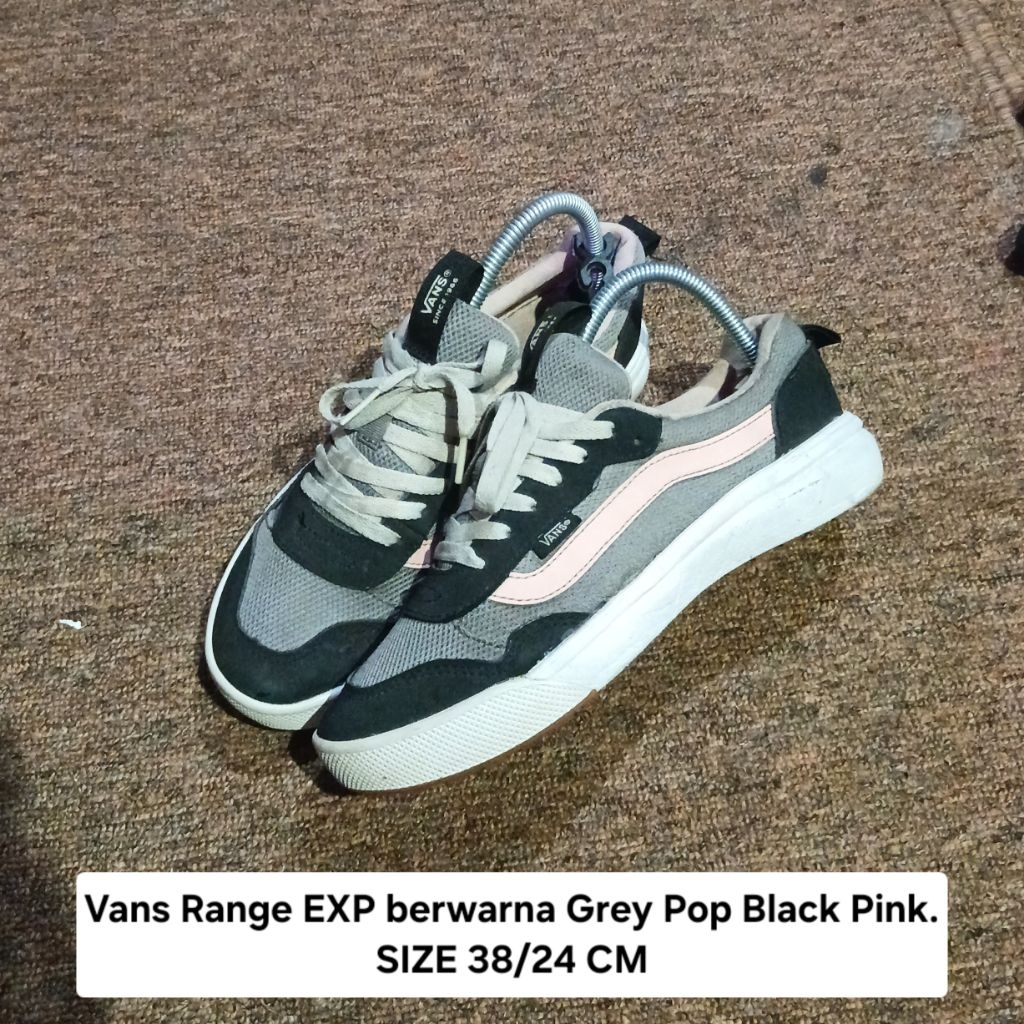 Vans Range EXP berwarna Grey Pop Black Pink.