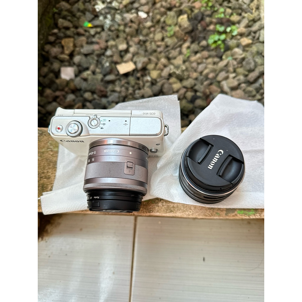 Canon M10 dua lensa