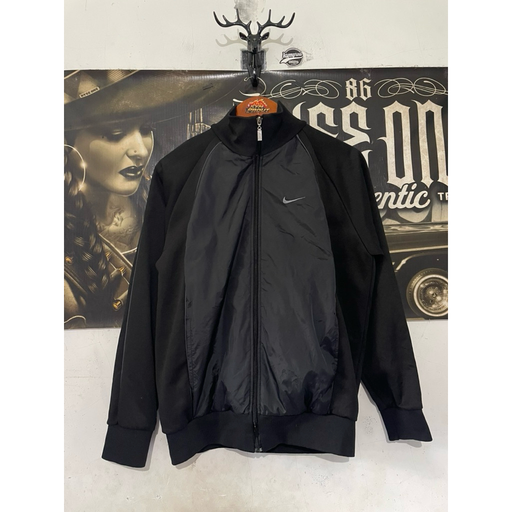 tracktop nike second