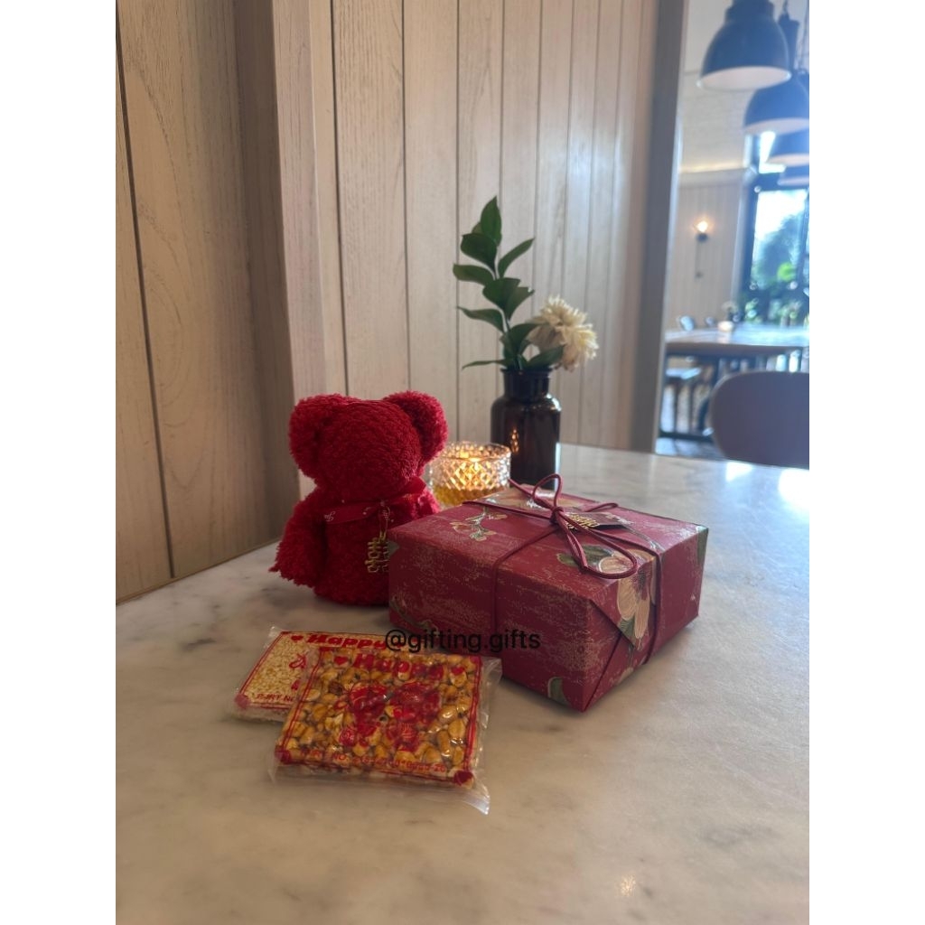 Souvenir Sangjit / Teapai - Set box dengan kue sangjit dan handuk bear, bisa custom souvenir