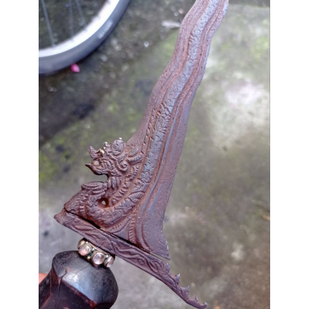 keris Bali kuno naga ada sisa emas di alisnya