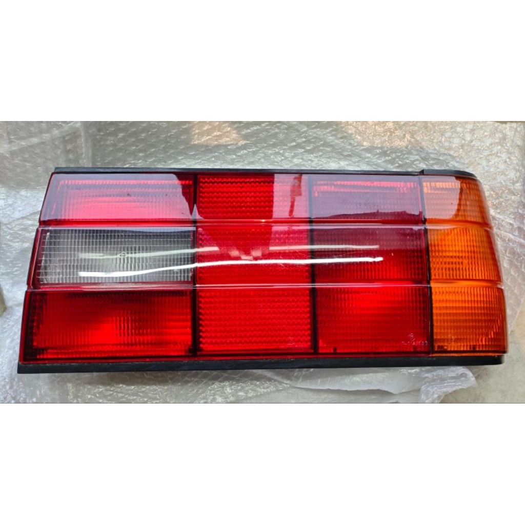 Stoplamp lampu belakang kanan BMW E30 original AR like new