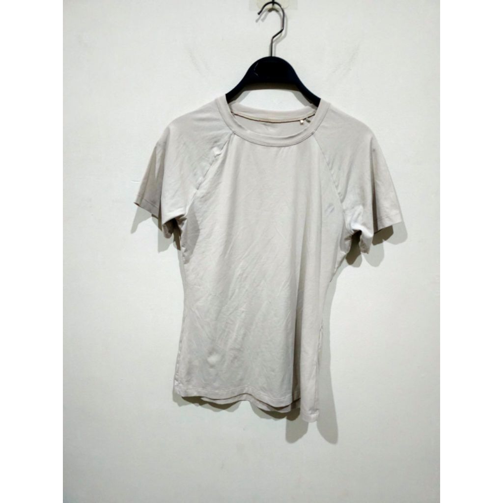 Preloved Kaos Dryfit Wanita krem