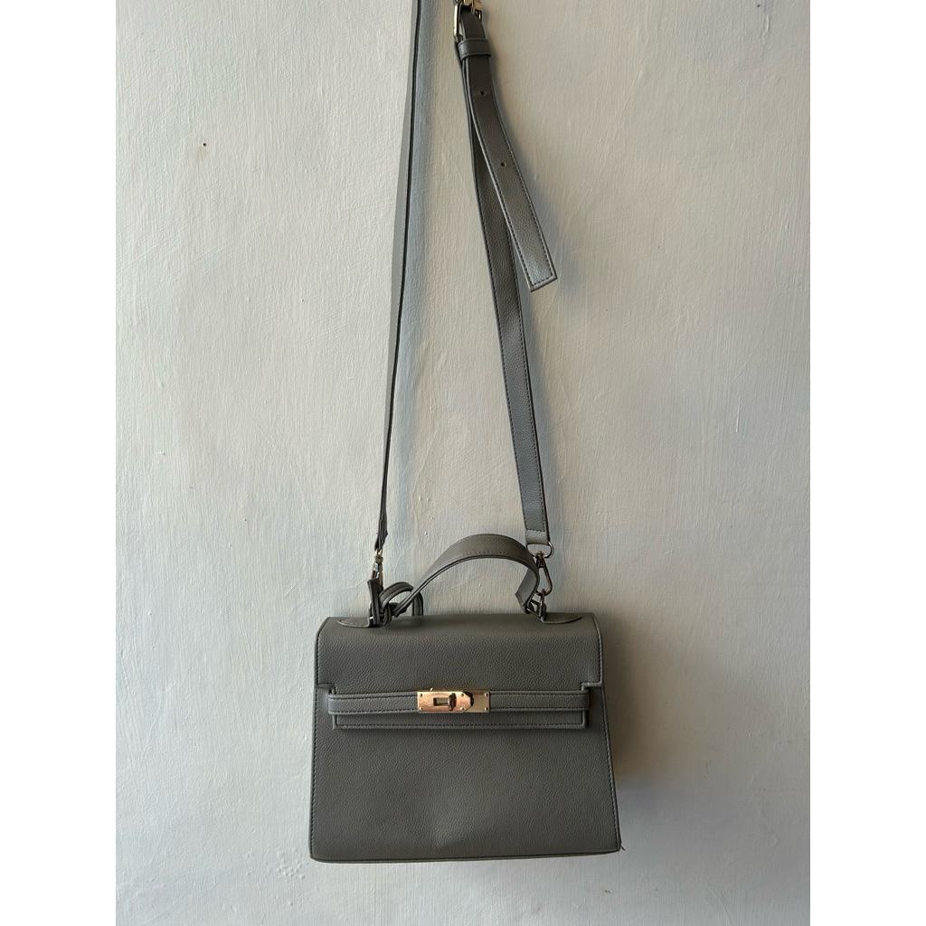 Preloved Patris Rivana Sling Bag / Tas Wanita Selempang Grey
