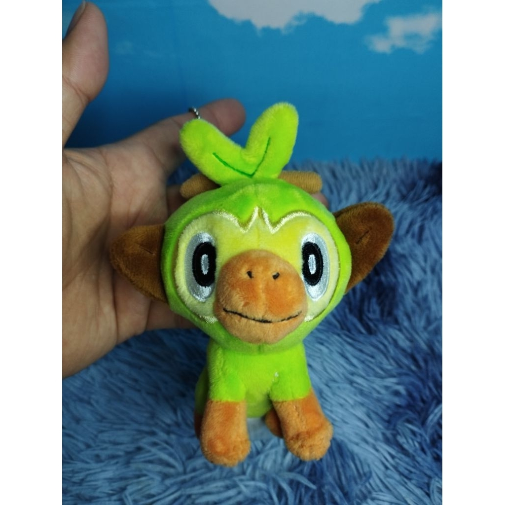 POKEMON CENTER POKEMON GROOKEY KEYCHAIN PLUSH Gantungan Kunci Pokemon Grookey Original Pokemon Cente