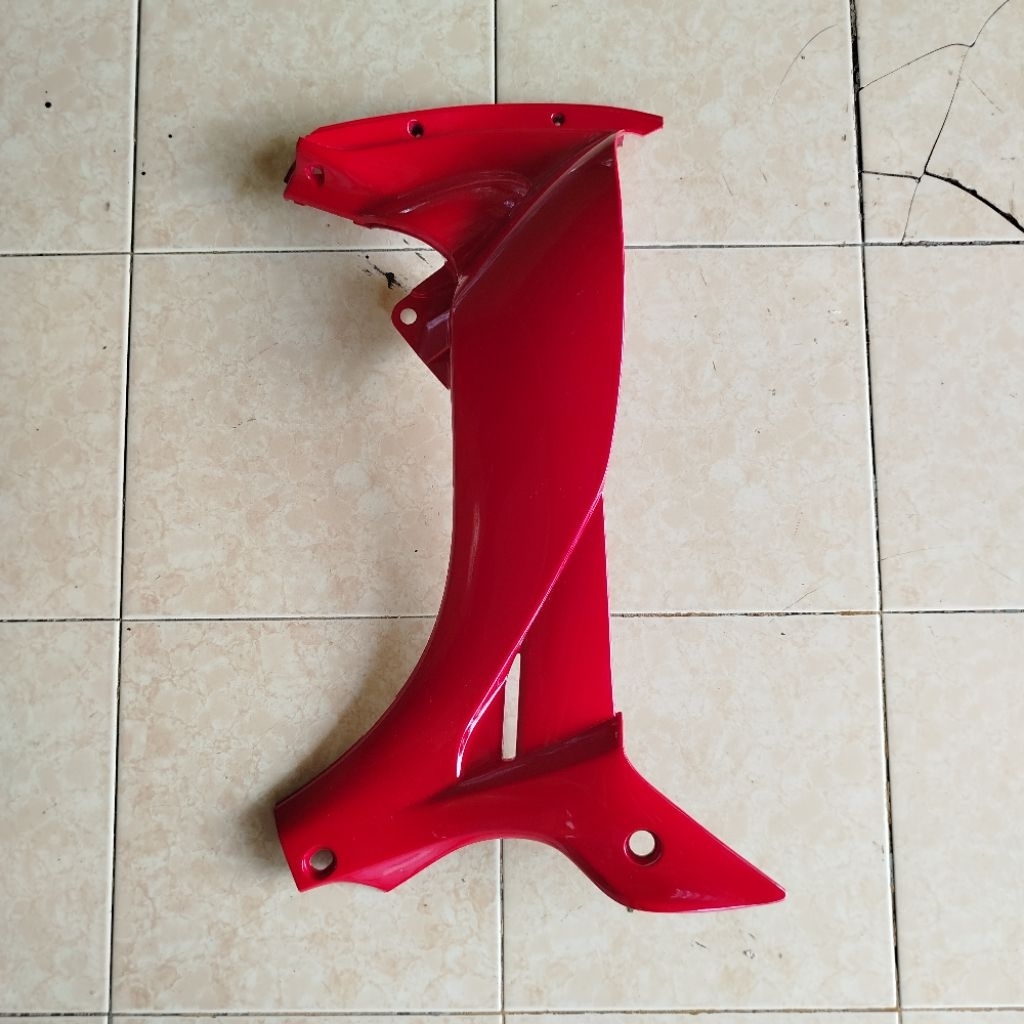 Sayap Dalam Yamaha Jupiter Z Kanan Merah Cabe Original YGP 5TP-F8395-00-P0