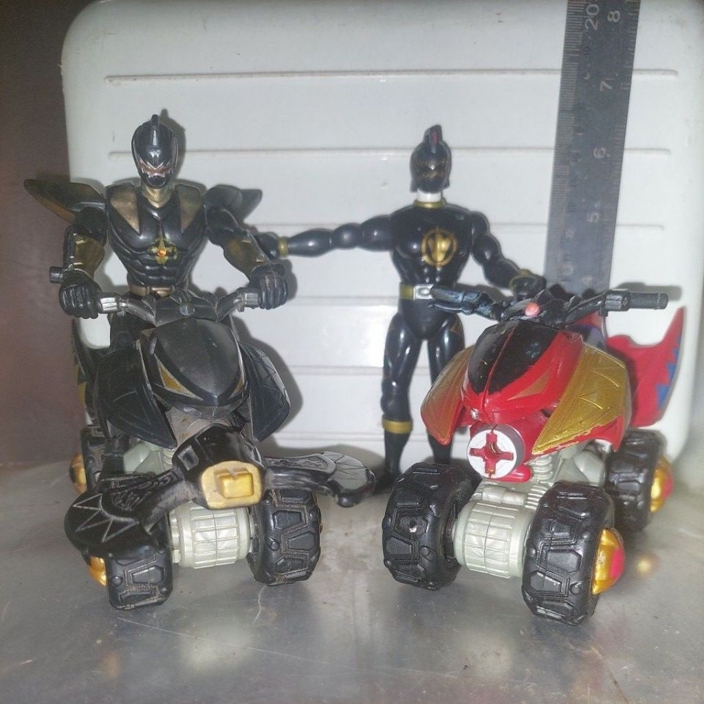 Figur Dino Thunder dengan ATV Bandai