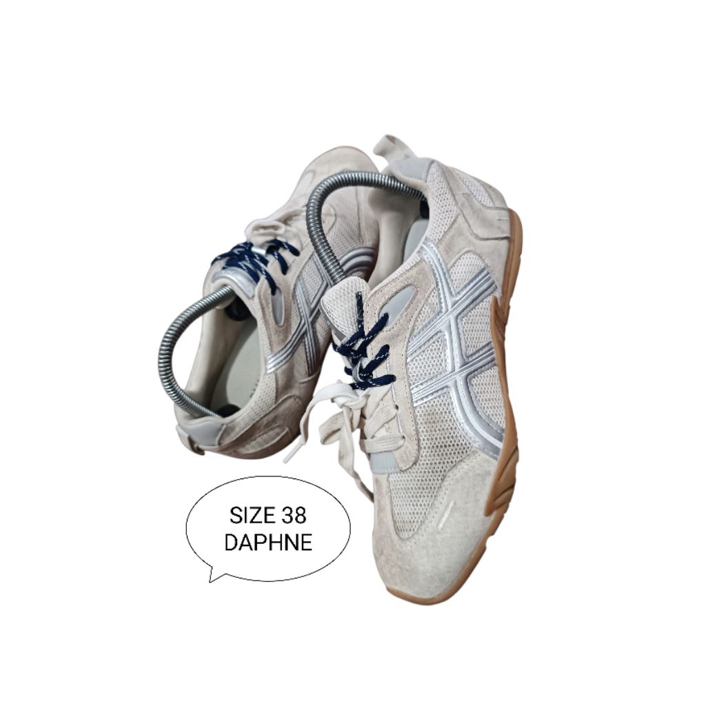 SEPATU SNEAKERS PRELOVED SIZE 38 DAPHNE