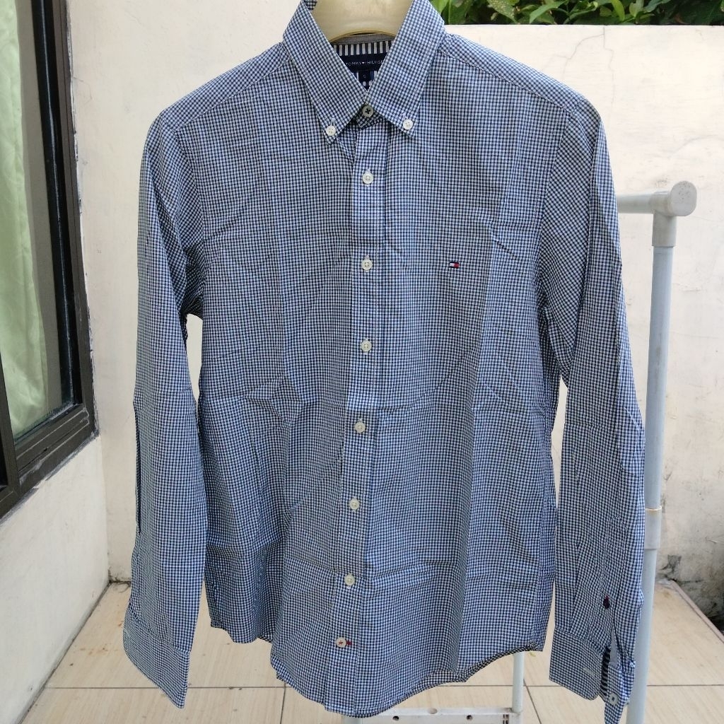 Kemeja Tommy