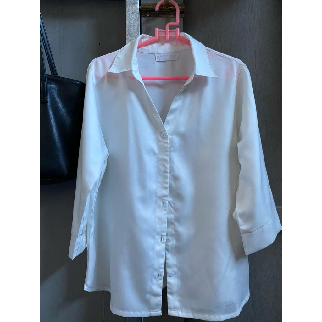 PRELOVED kemeja putih I LOOK Daily