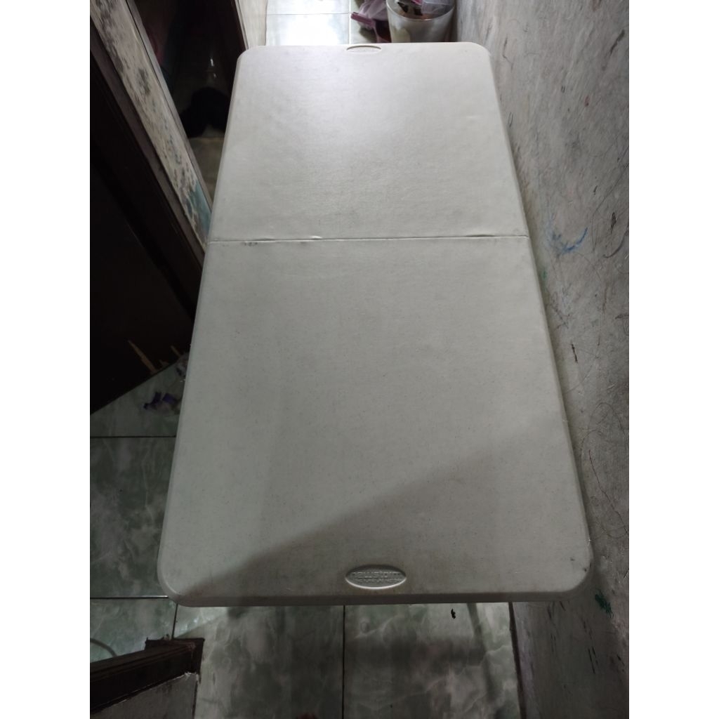 meja lipat newstrom bekas pakai