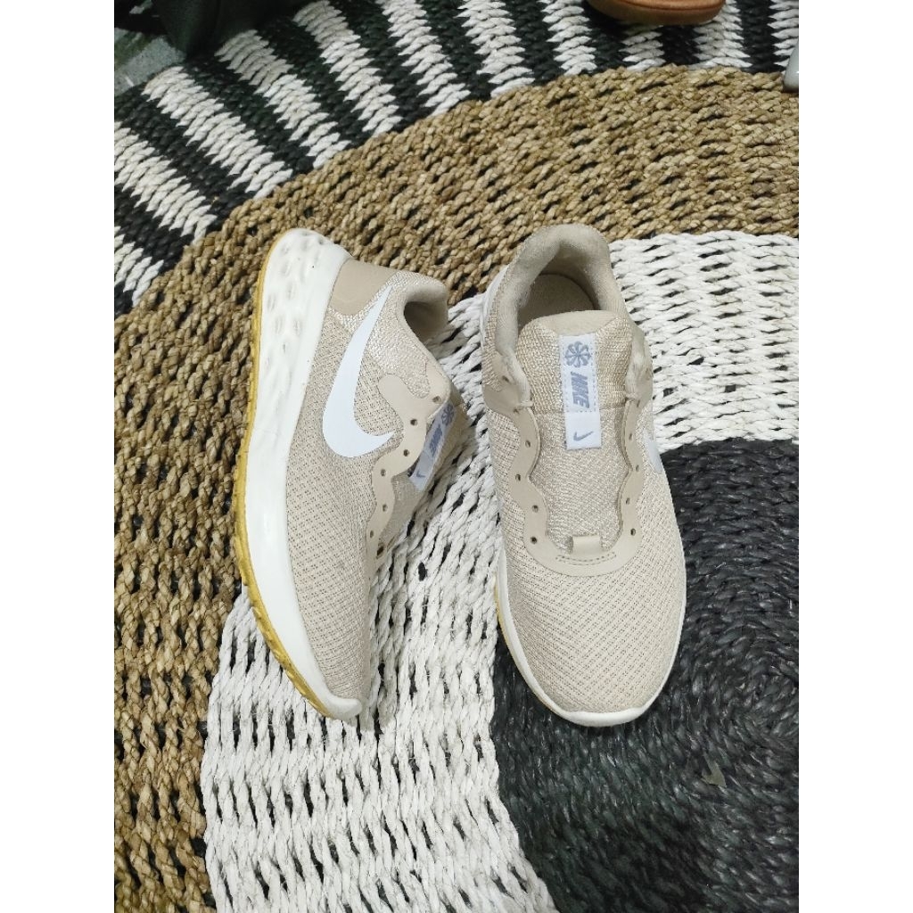 Sepatu Wmns Revolution 6
