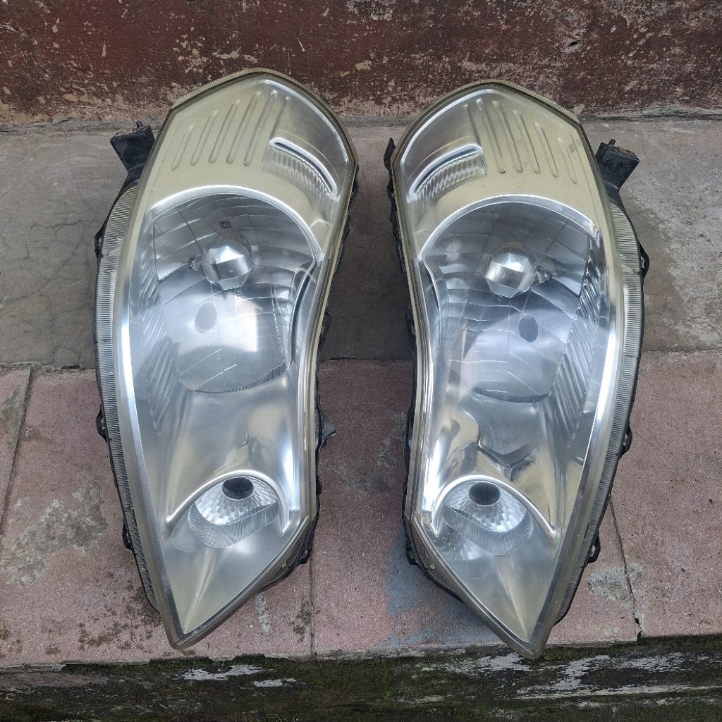 Headlamp Lampu Depan Suzuki SX4 X-Over Original Second
