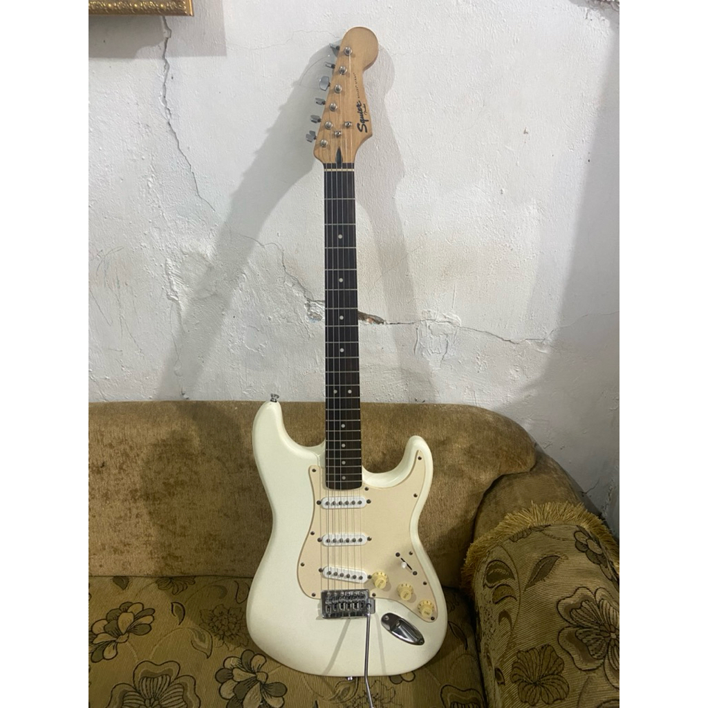 SQUIER BULLET STRATOCASTER SSS - WHITE MADE IN INDONESIA | PRELOVED/SECOND GITAR LISTRIK GITAR ELEKT