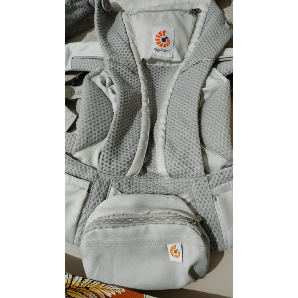 PRELOVED - Ergobaby omni breeze
