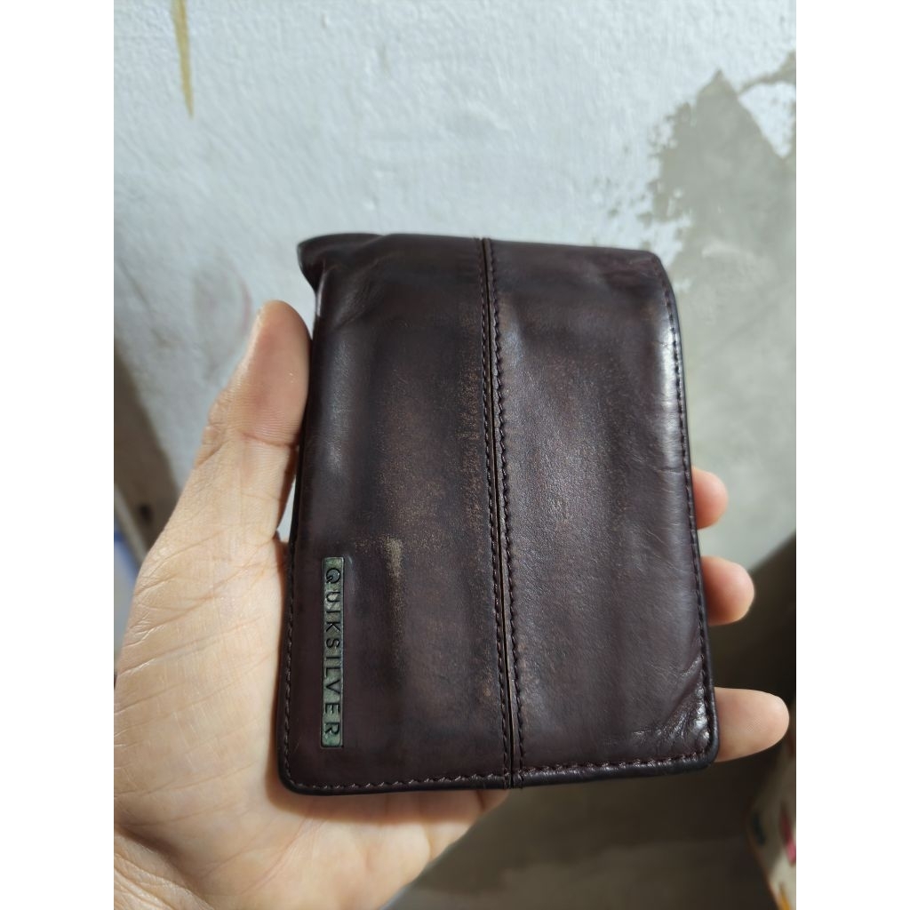dompet kulit merk Quiksilver original