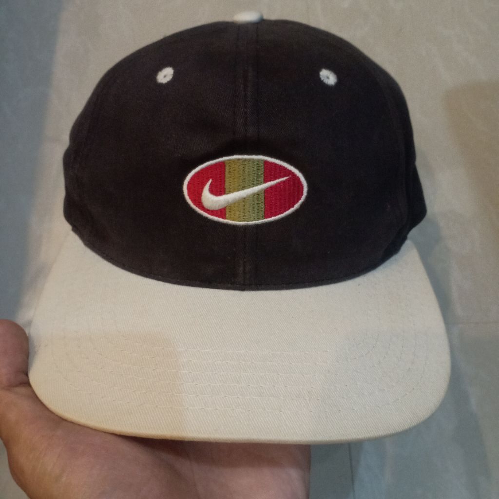 Topi Nike Oval
