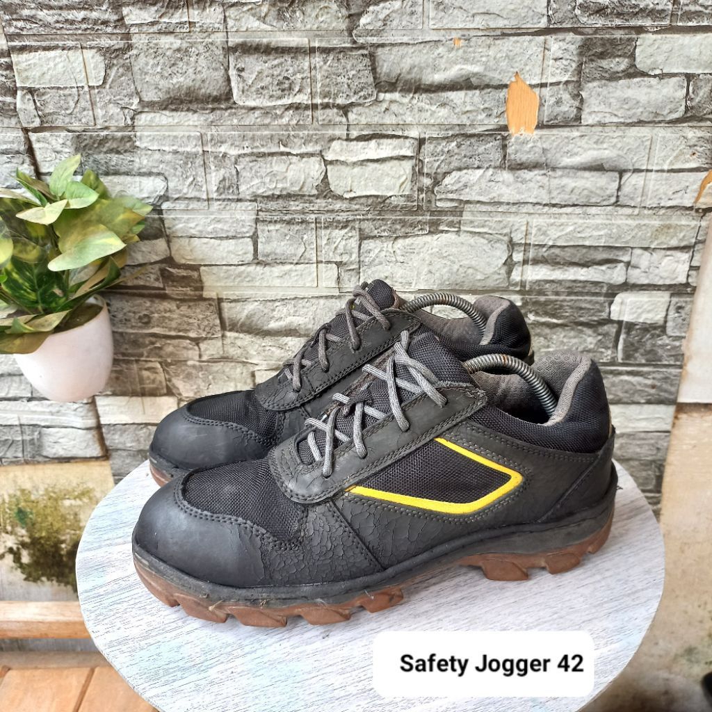 Sepatu safety second merk Safety Jogger size42 insol27,5cm