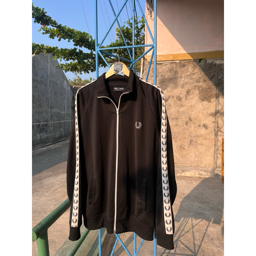tracktop hitam putih