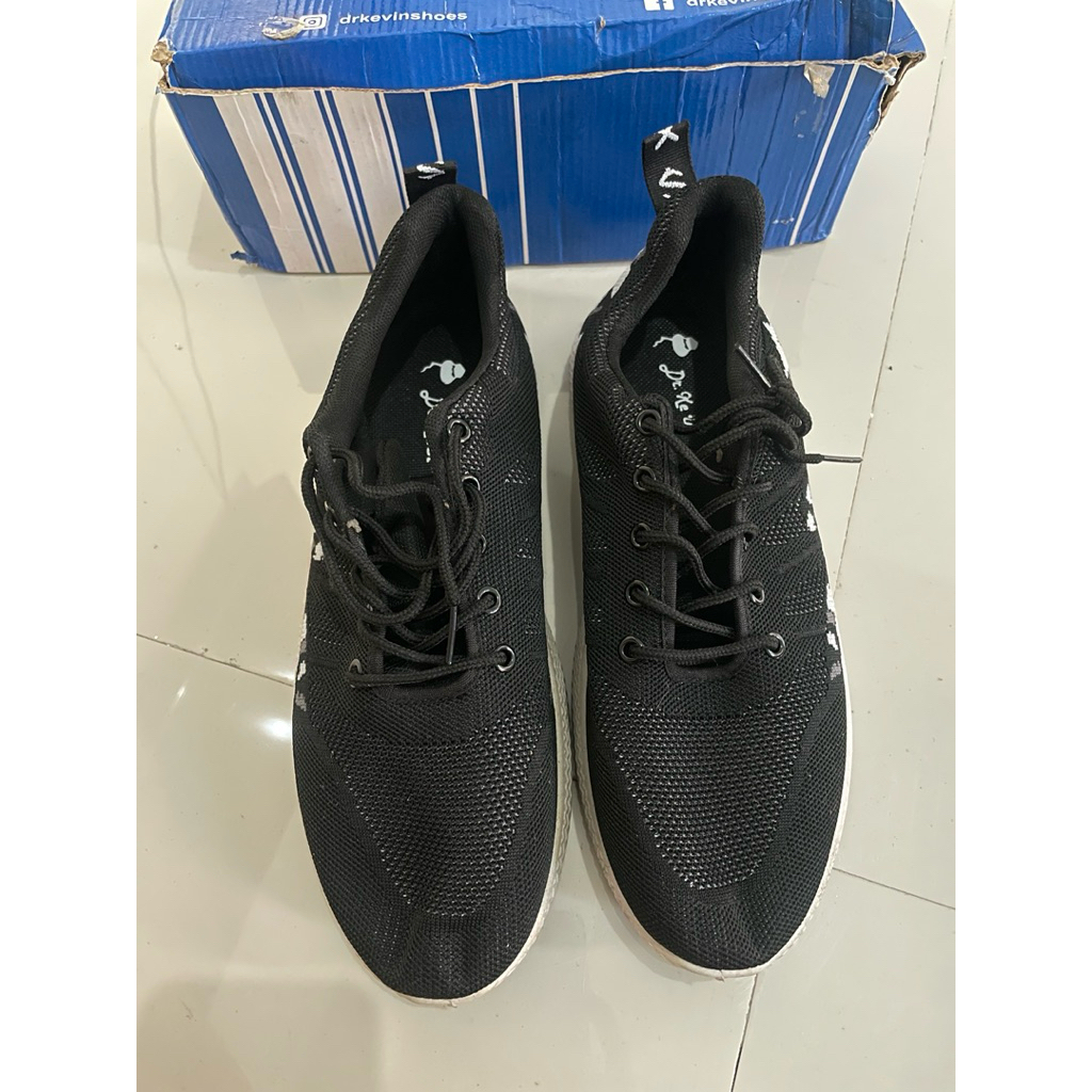 [PRELOVED] Sepatu Hitam Putih Dr Kevin Sepatu Pria Sepatu Olahraga Sepatu Sport Model Flyknit Tali