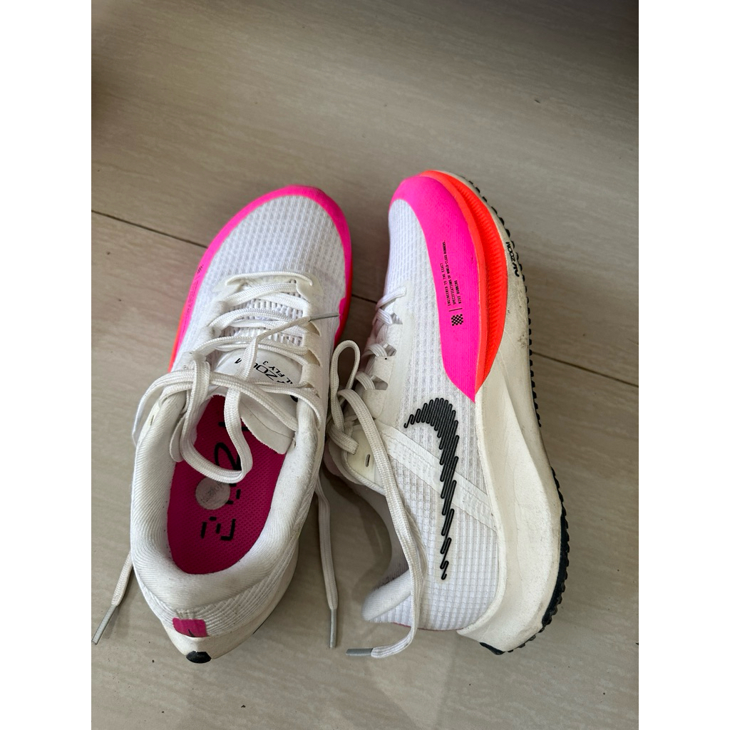 Nike Air Zoom Rival Fly 3 warna putih pink