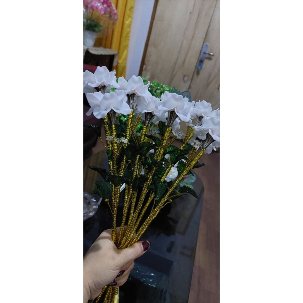 BUNGA MAWAR PUTIH AKRILIK PERTANGKAI