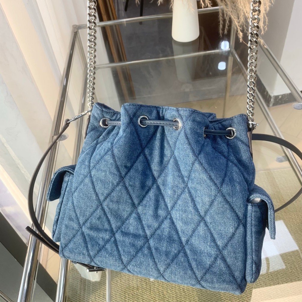 New small Tory Charlie quilted denim drawstring shoulder bucket bag, TB denim blue single shoulder b