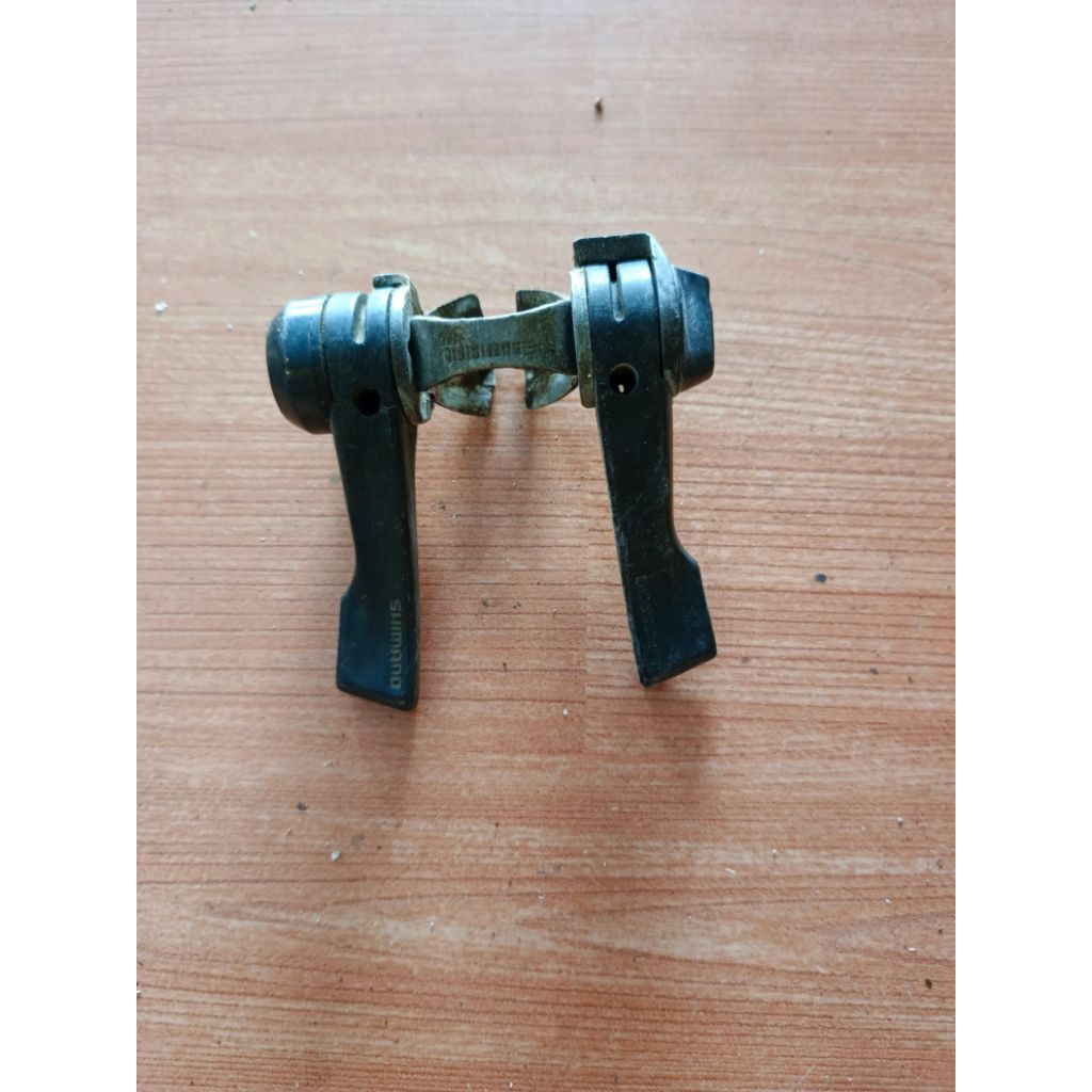 shifter sepeda balap jadul di downtube merk shimano sis