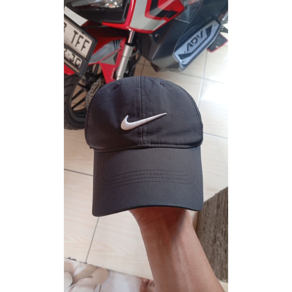 Topi nike golf
