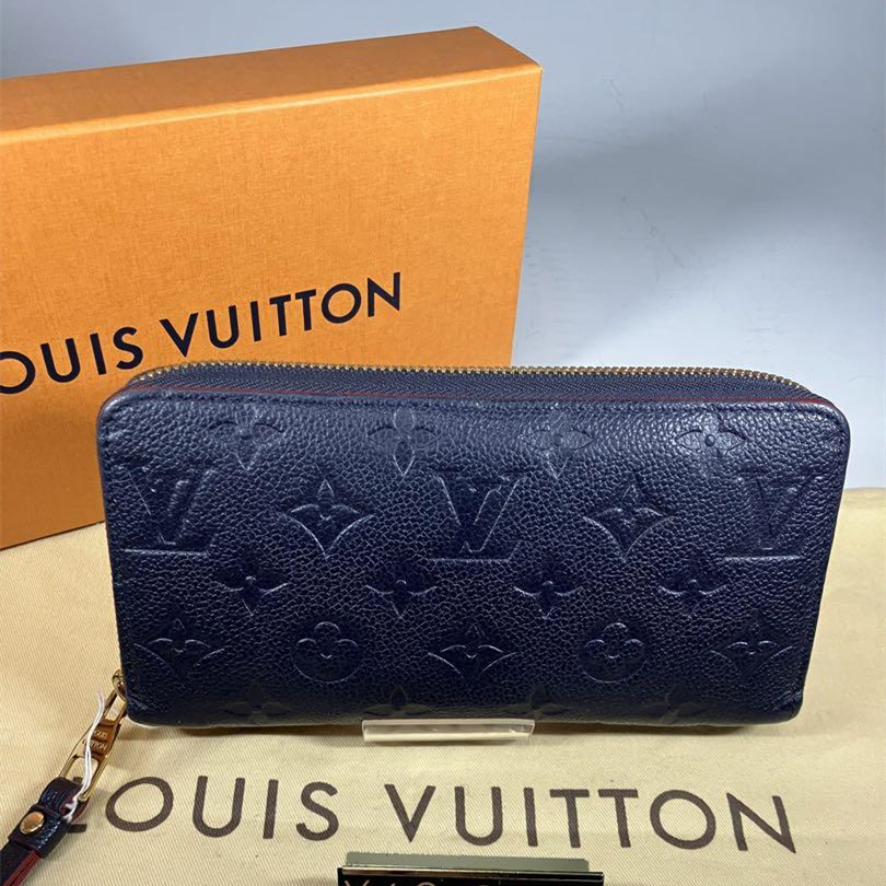 Preloved dari Prancis – Dompet LV Louis Vuitton Zippy M61864 ini hadir dalam kulit bertekstur warna 