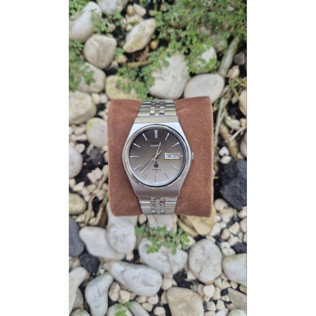 jam tangan vintage Seiko Type II quartzMovemment quartz 4336-8030
Fume or ombre dial with a textured