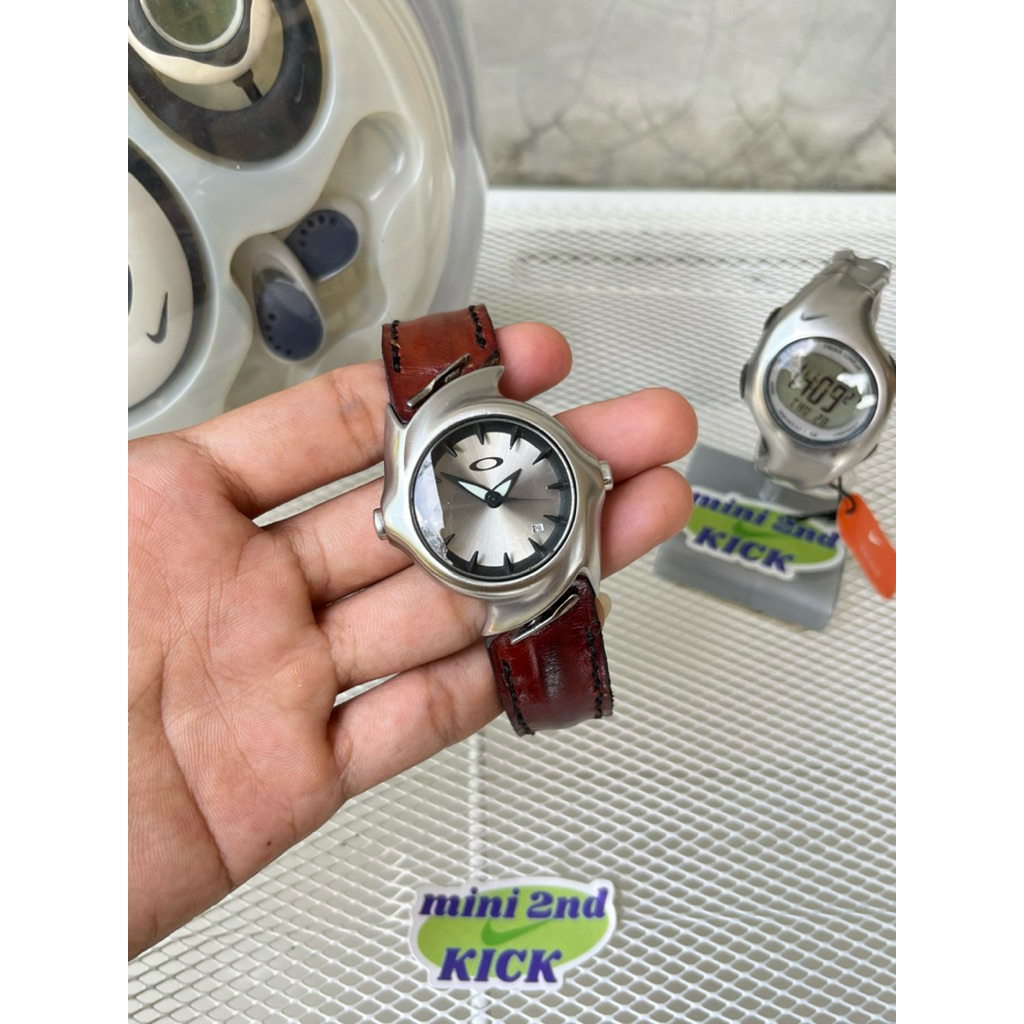 Super Rare Y2k OAKLEY CRUSH 2.0 SUNBURST SILVER FACE WATCH, jam oakley vintage, jam y2k style