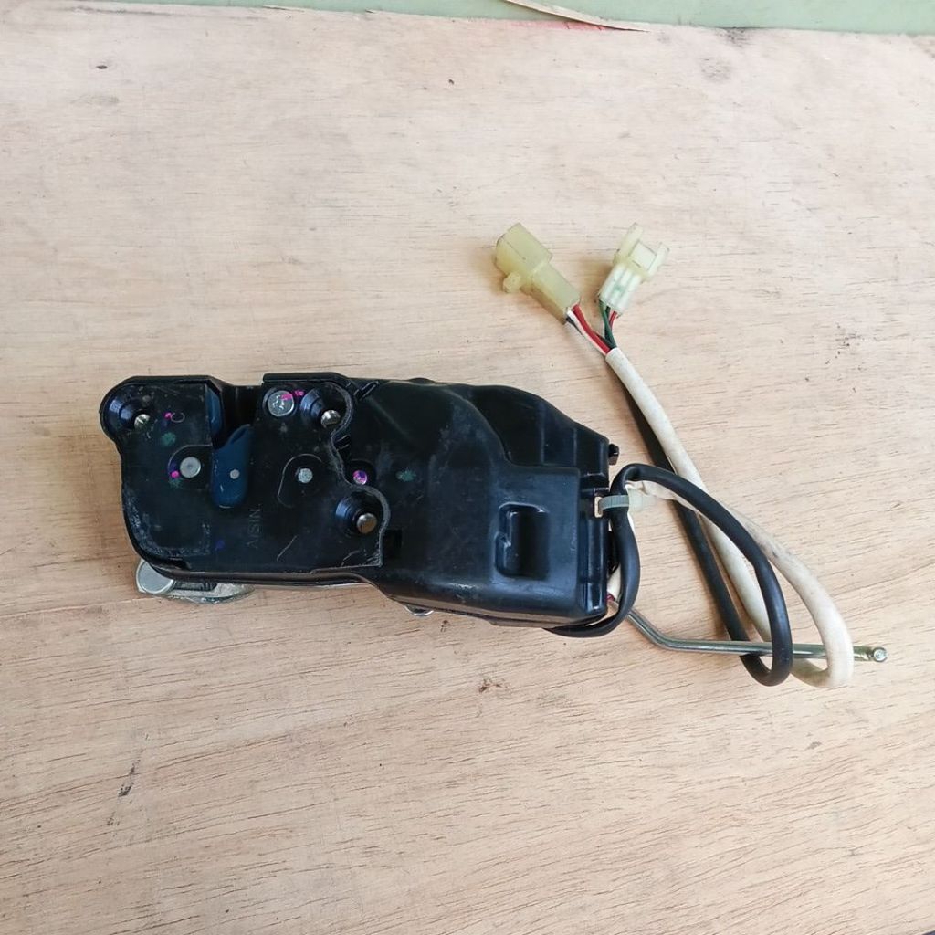 door lock doorlock kiri Suzuki Baleno old original baru