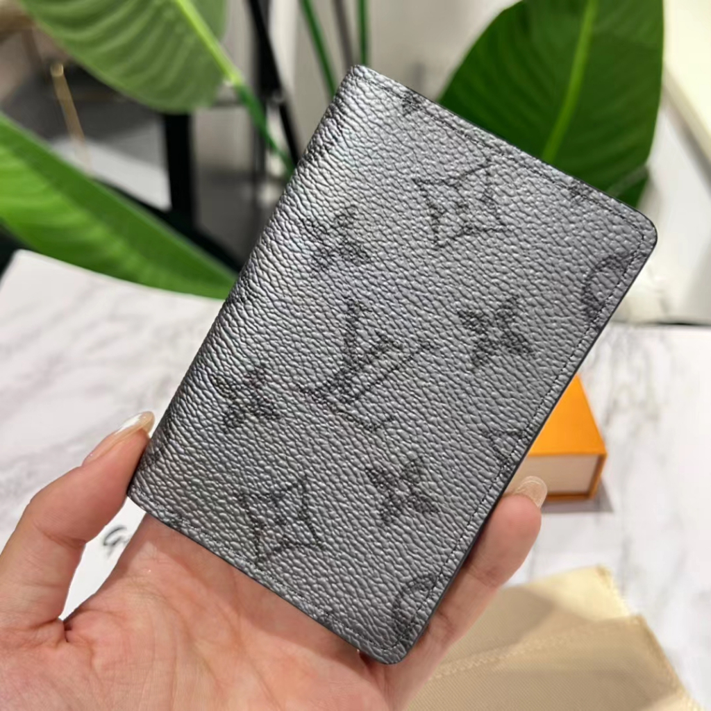 Dompet Louis Vuitton kondisi baru (new old stock) model M30837, berbahan kulit abu-abu dengan motif 