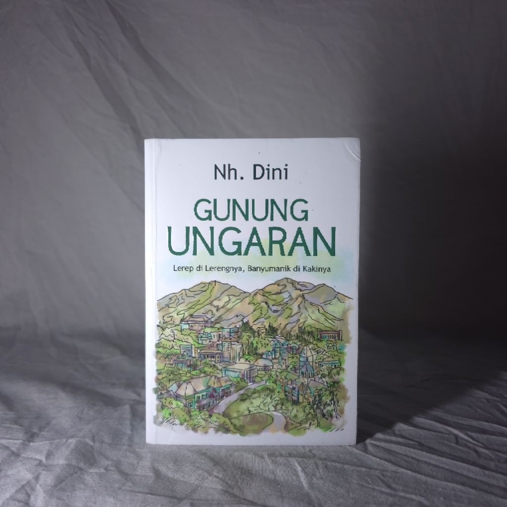 [Preloved] Buku Original GUNUNG UNGARAN Lerep di Lerengnya, Banyumanik di Kakinya
Oleh: NH. Dini
