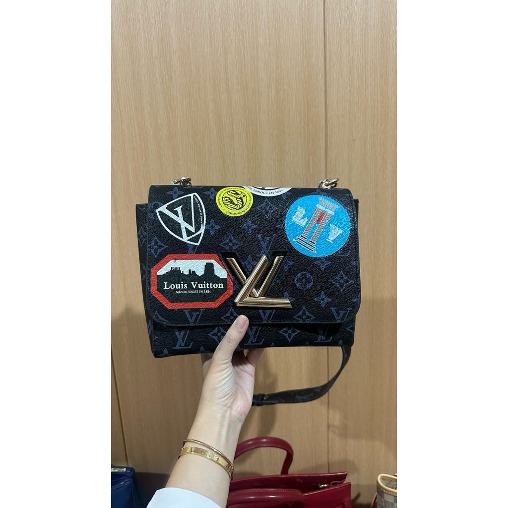 LV TWIST bergambar