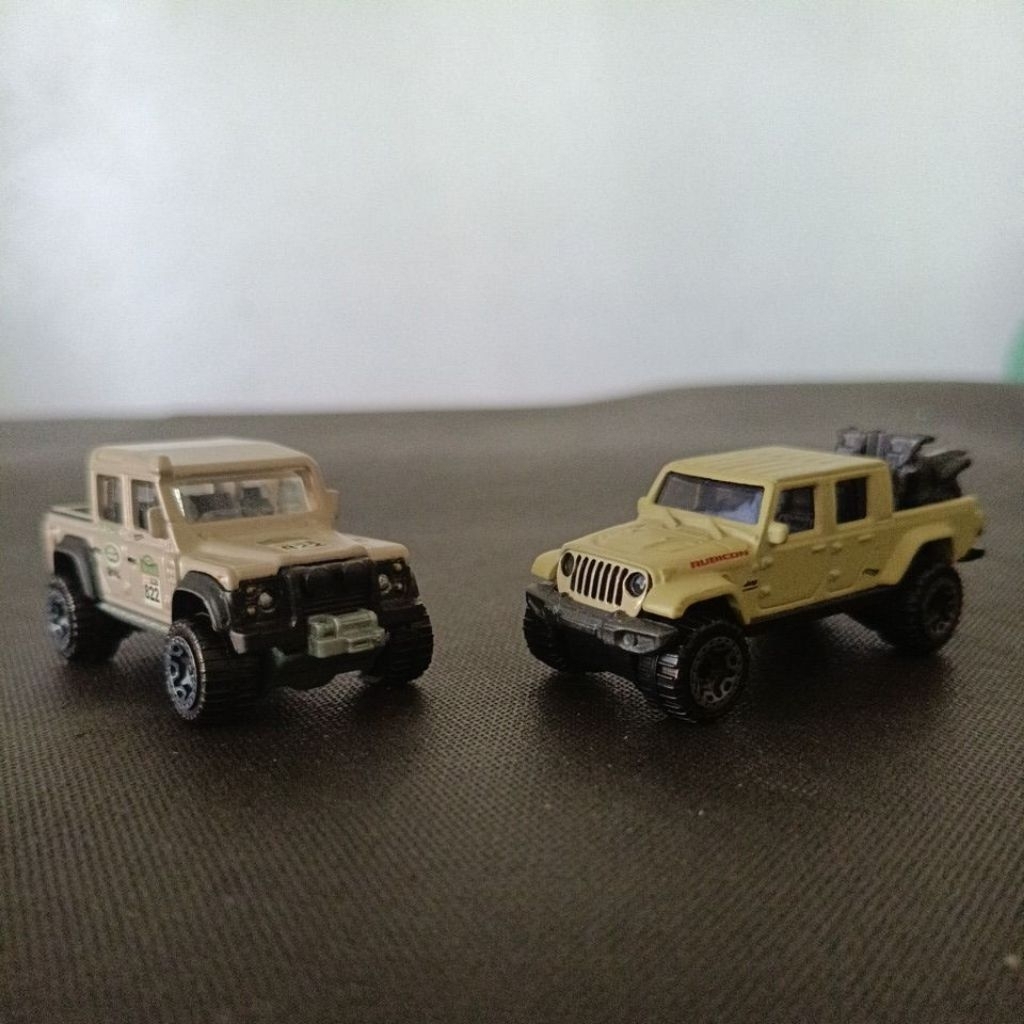 2pcs toy army Hot Wheels Land Rover, Jeep Gladiator