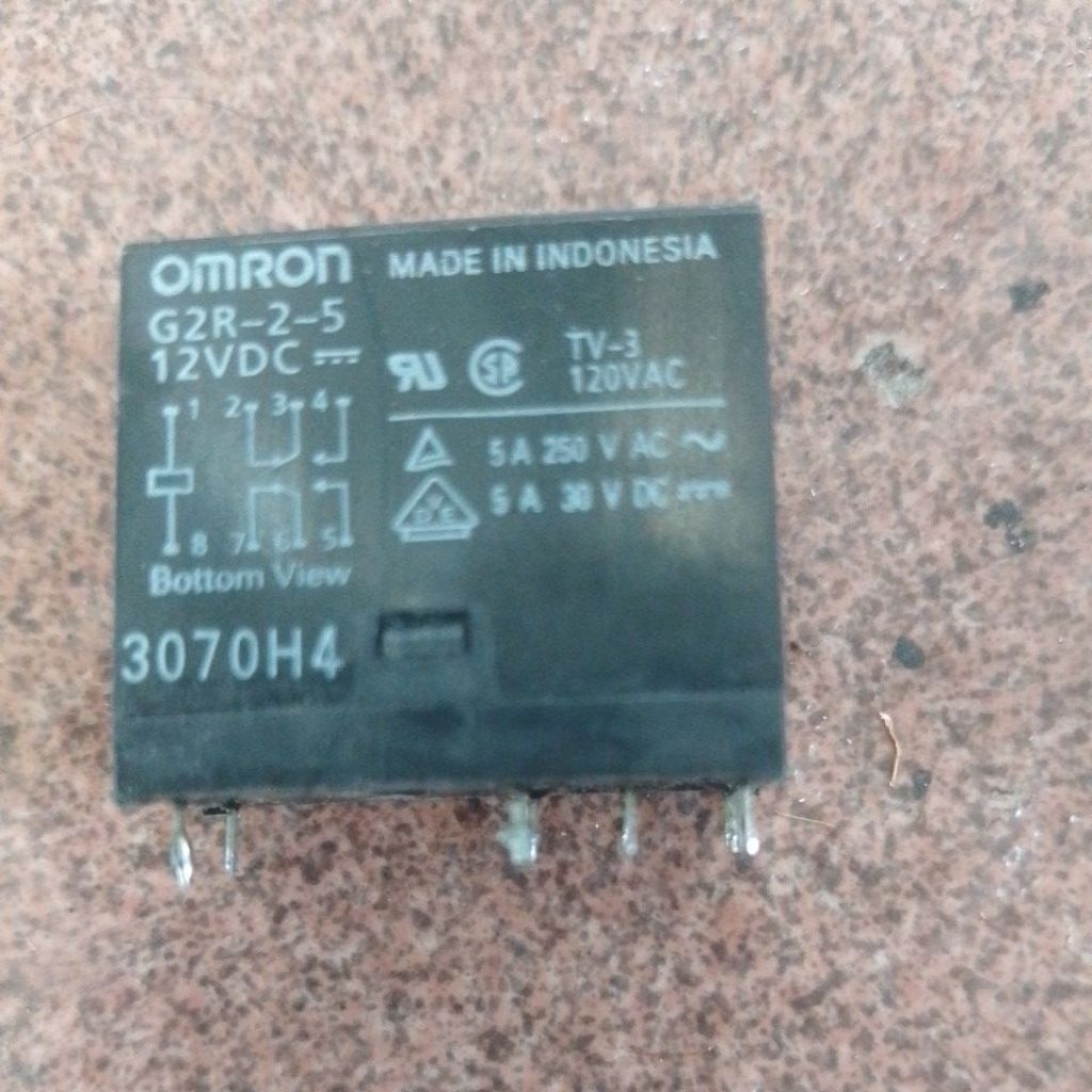 Relay Omron 8 Kaki 12V 5A