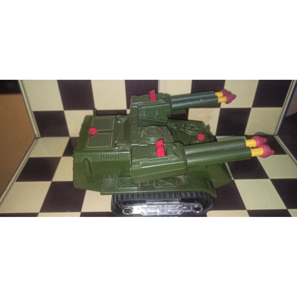 mainan tank baja vintage