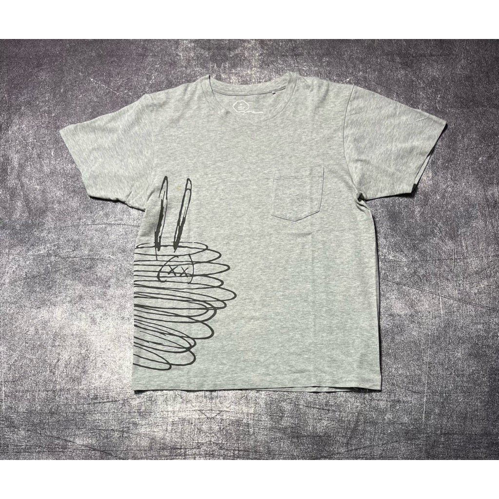 Kaos Uniqlo x Kaws pocket