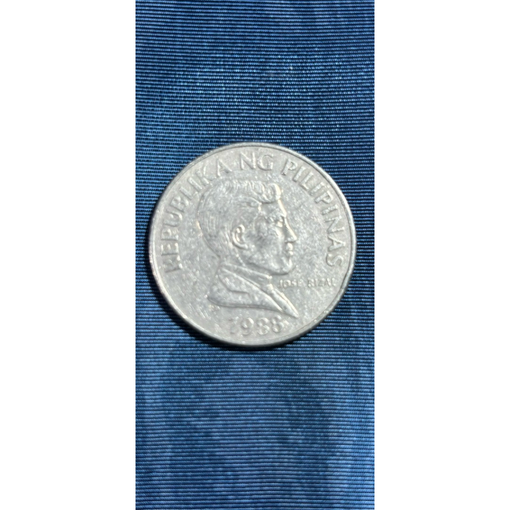 Ini adalah koin 1 Peso dari Filipina yang menampilkan Jose Rizal.Koin ini dicetak pada tahun 1985 da