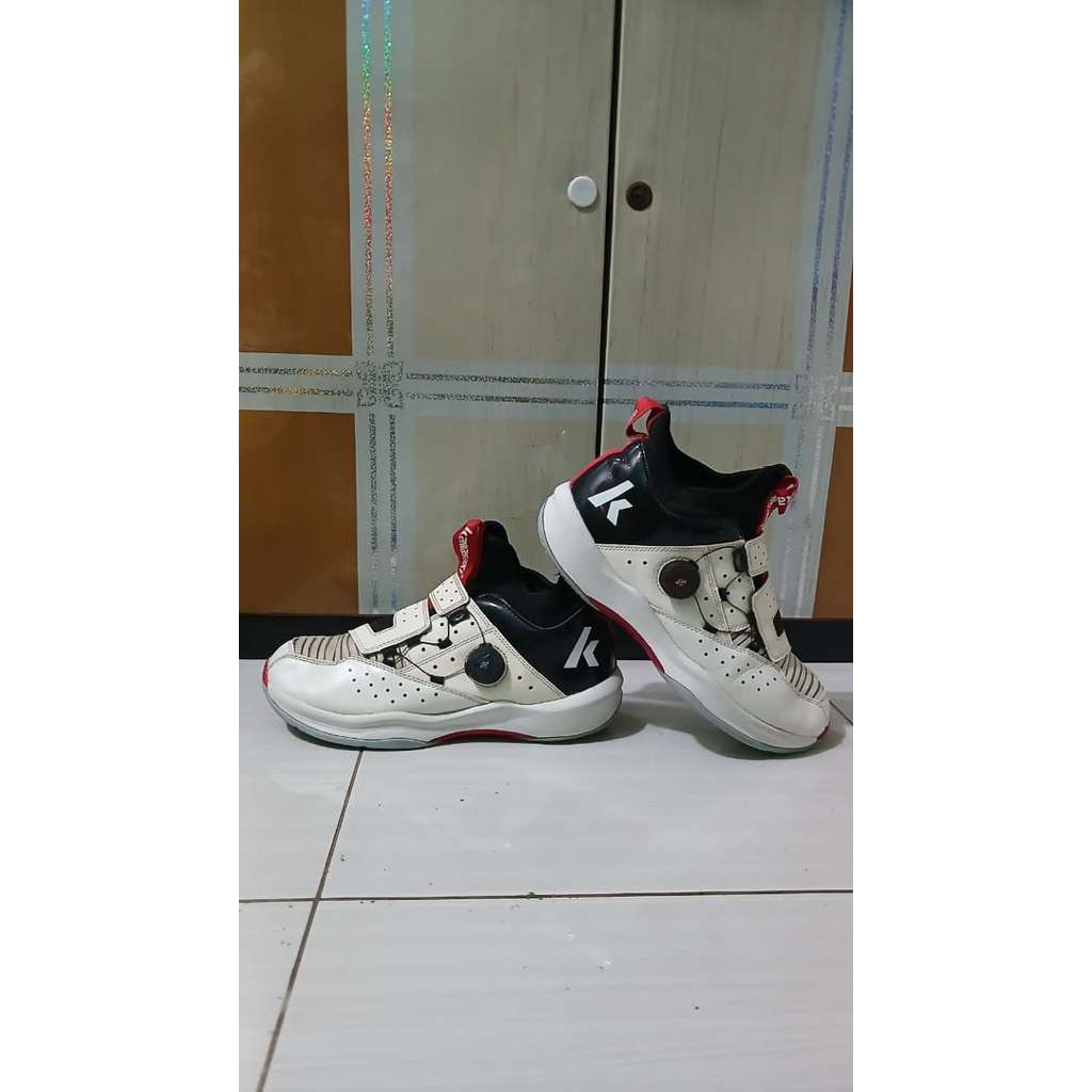 SEPATU BADMINTON KAWASAK BOA (size 42)
